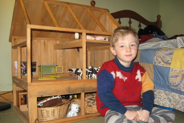 sam-with-toy-model-barn060D40C9-C90C-0FD8-B343-F2D95FACD89C.jpg